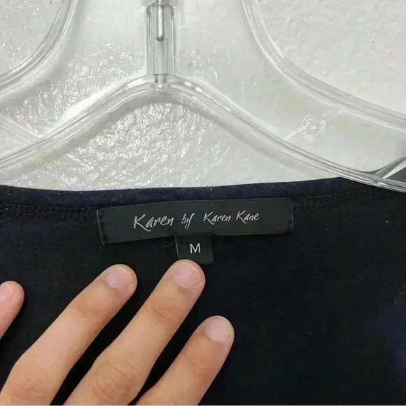 KAREN BY KAREN KANE Black and white tie dye v-neck top | size medium - Picture 3 of 4